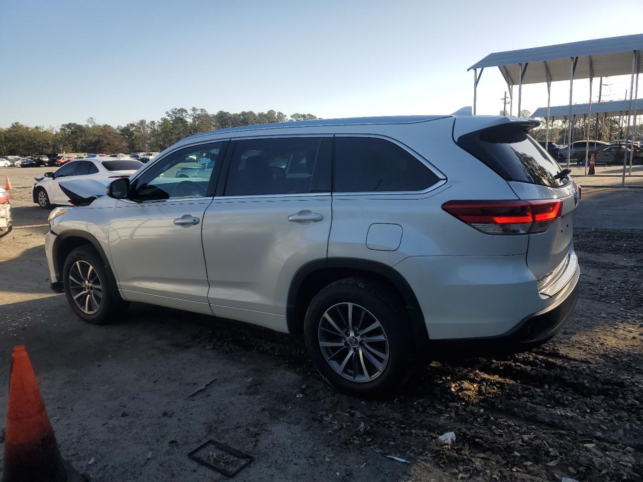 2018 Toyota Highlander Se - Фото 2