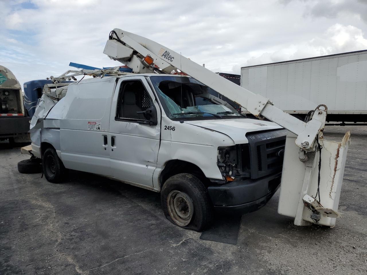 2010 Ford Econoline E350 Super Duty Van - Фото 4
