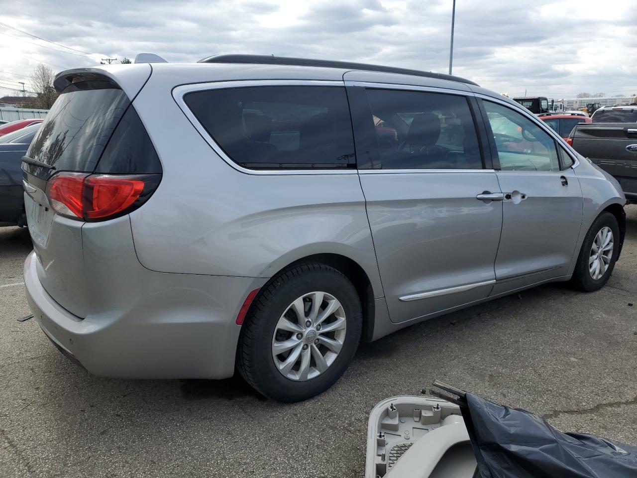 2017 Chrysler Pacifica Touring L - Image 3