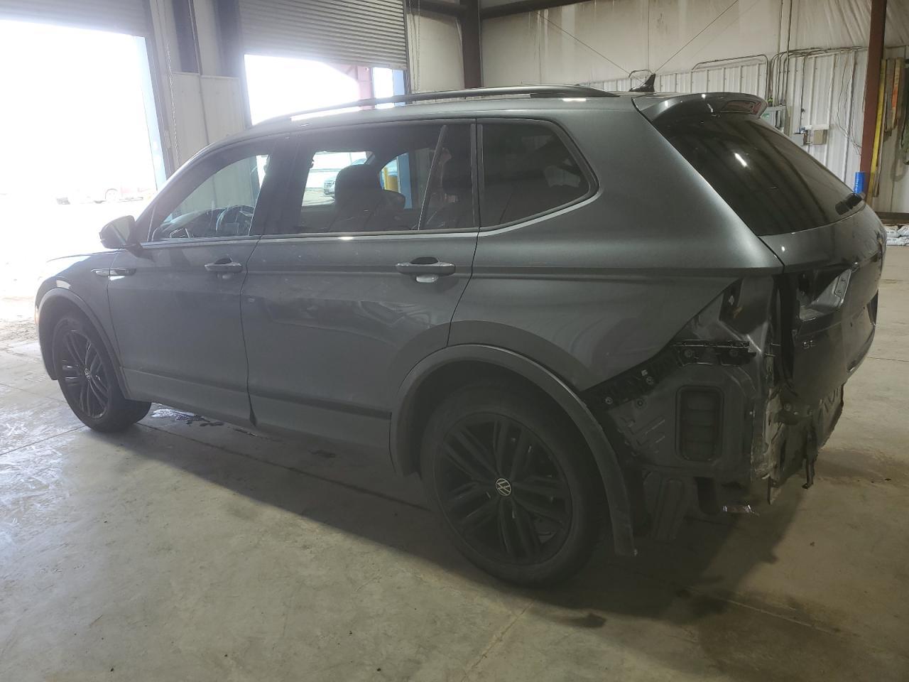 2022 Volkswagen Tiguan Se R-Line Black - Image 2