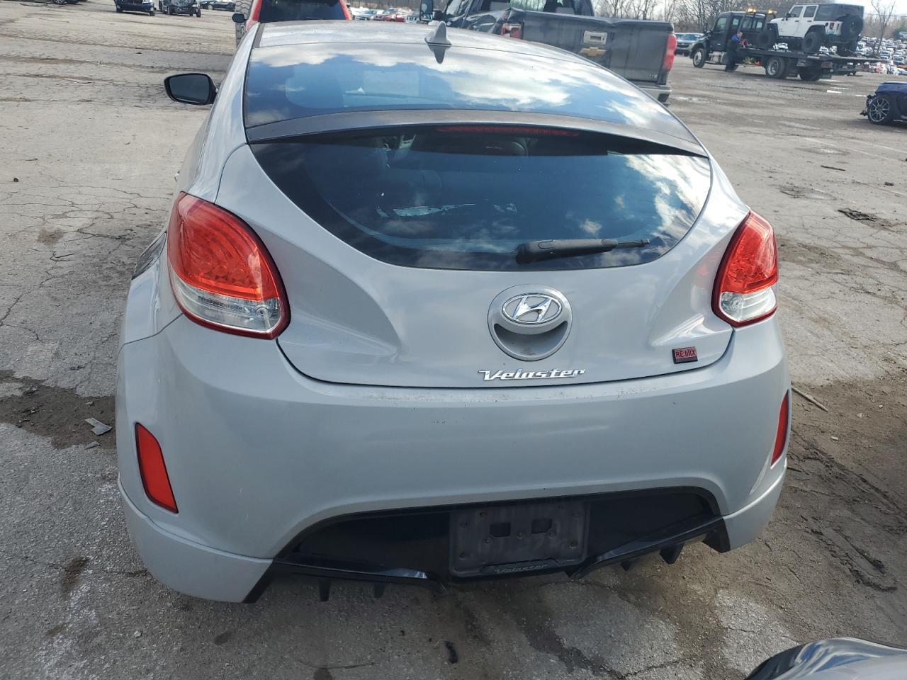 2013 Hyundai Veloster - Image 6