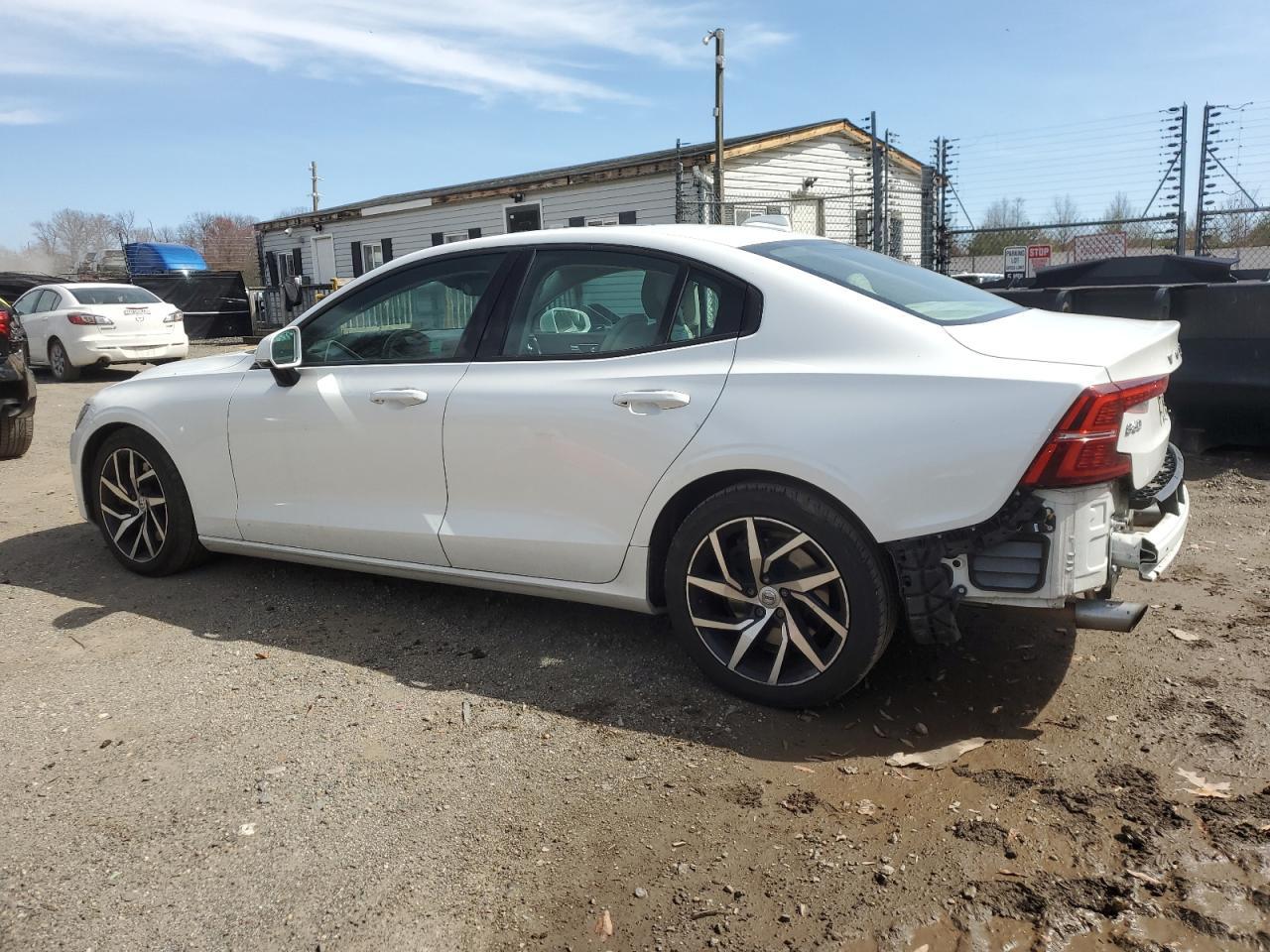 2020 Volvo S60 T6 Momentum - Фото 2