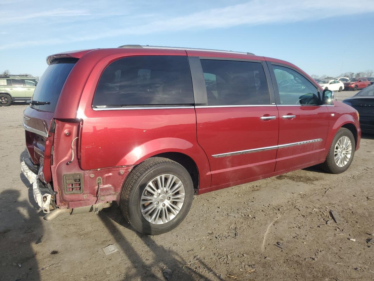 2014 Chrysler Town & Country Touring L - Фото 3