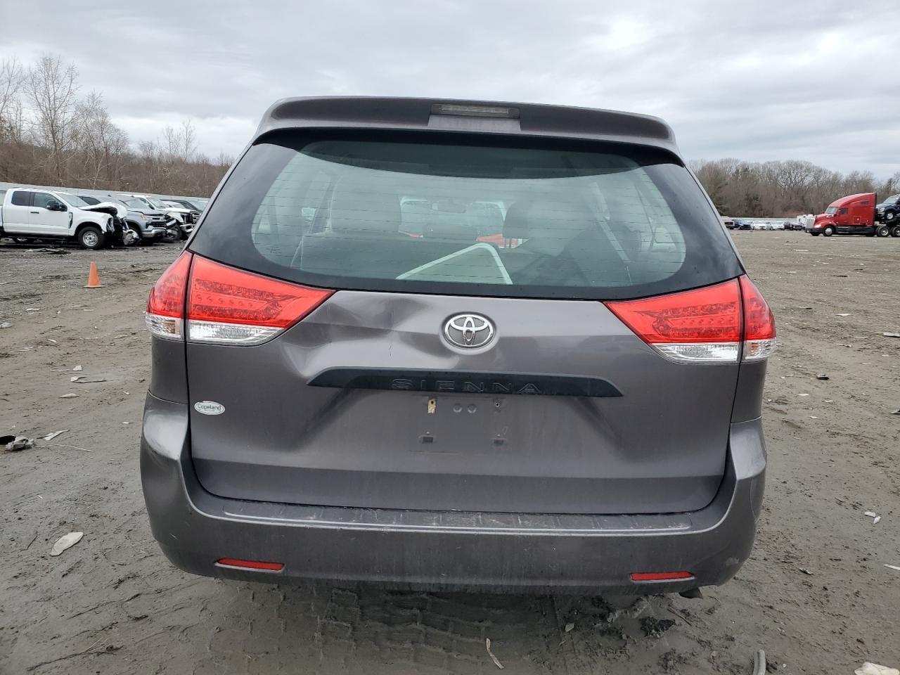 2011 Toyota Sienna - Фото 6