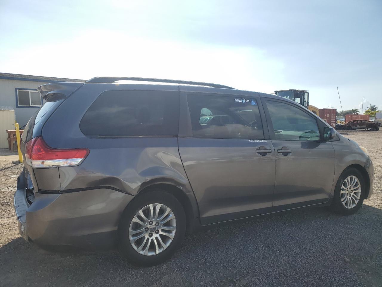 2012 Toyota Sienna Xle - Фото 3