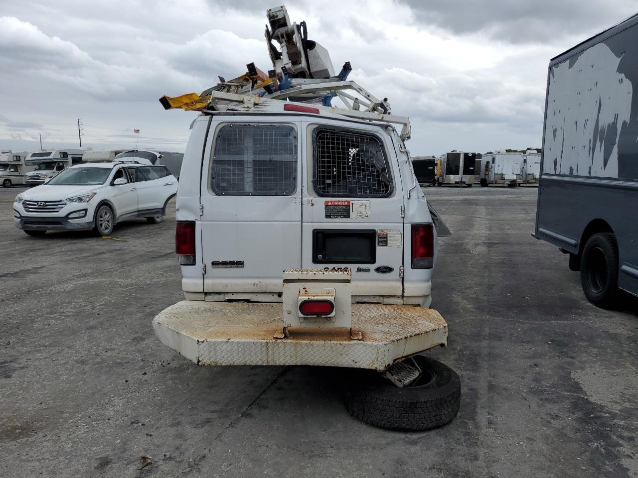 2010 Ford Econoline E350 Super Duty Van - Фото 6
