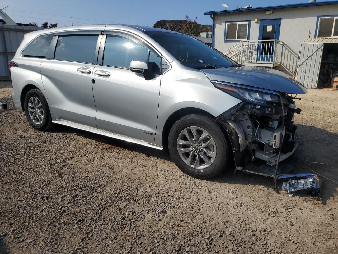 2021 Toyota Sienna Le - Фото 4