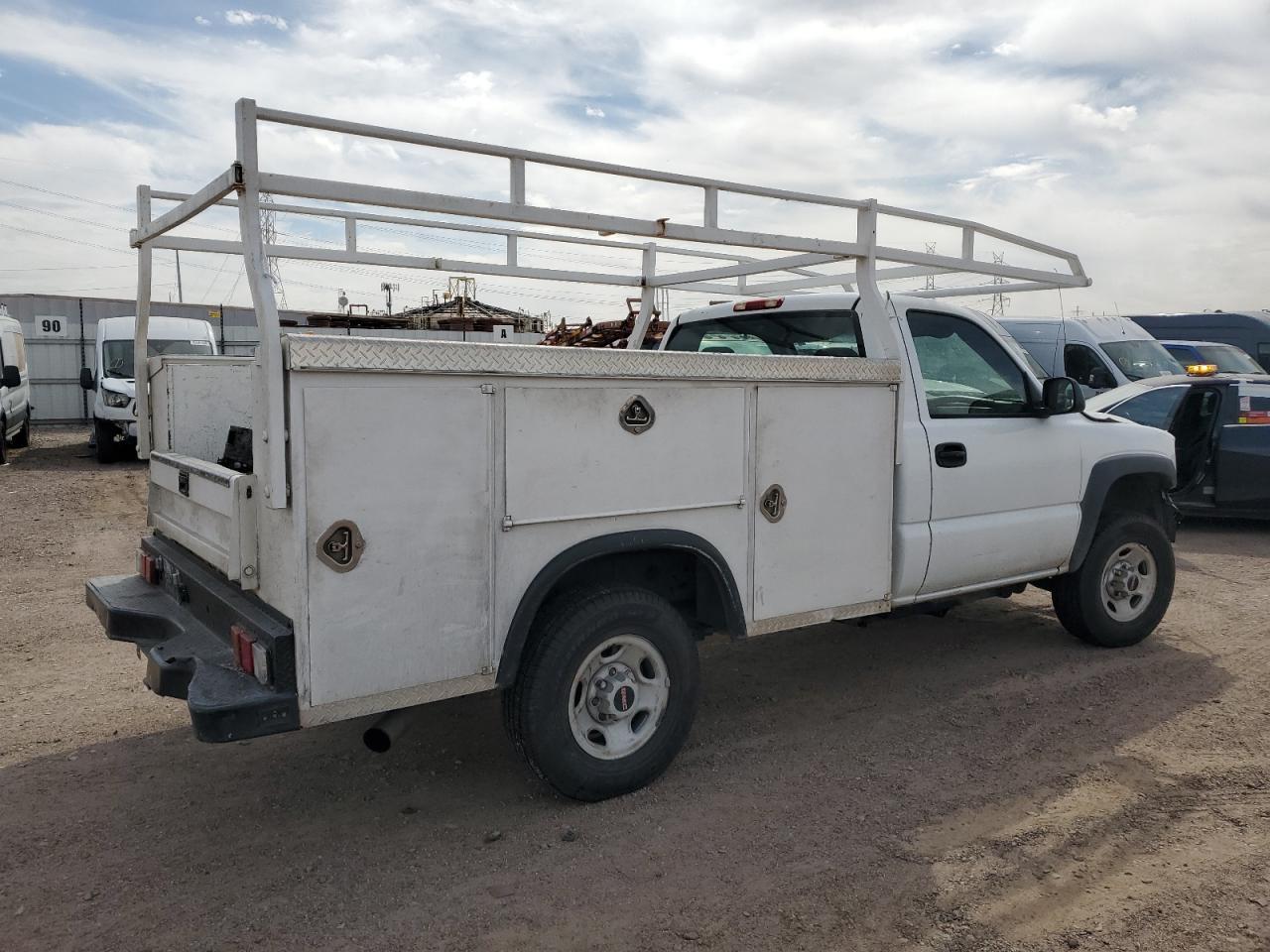 2005 GMC Sierra C2500 Heavy Duty - Image 3