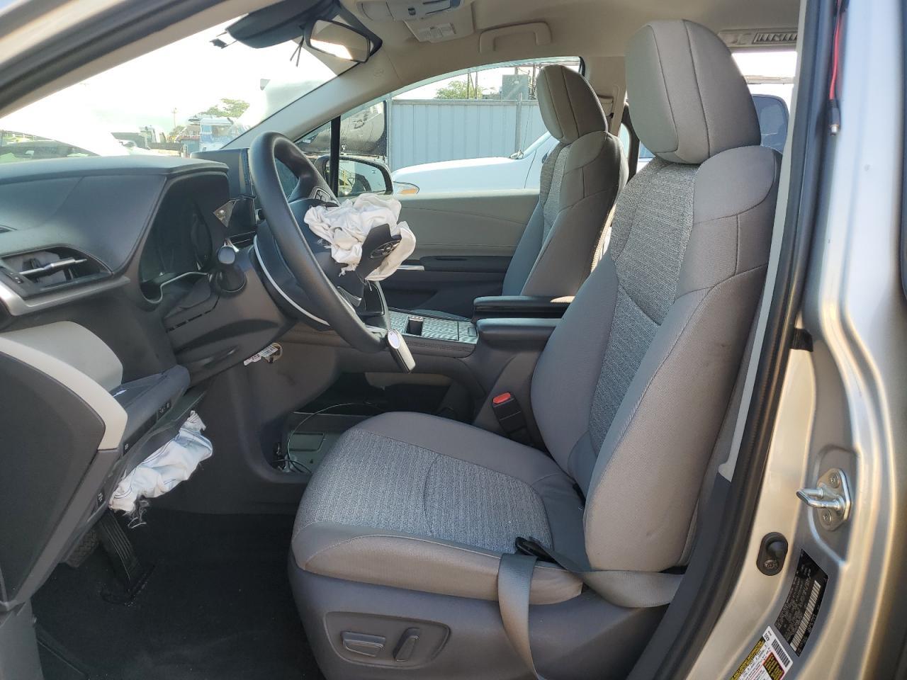 2021 Toyota Sienna Le - Фото 7