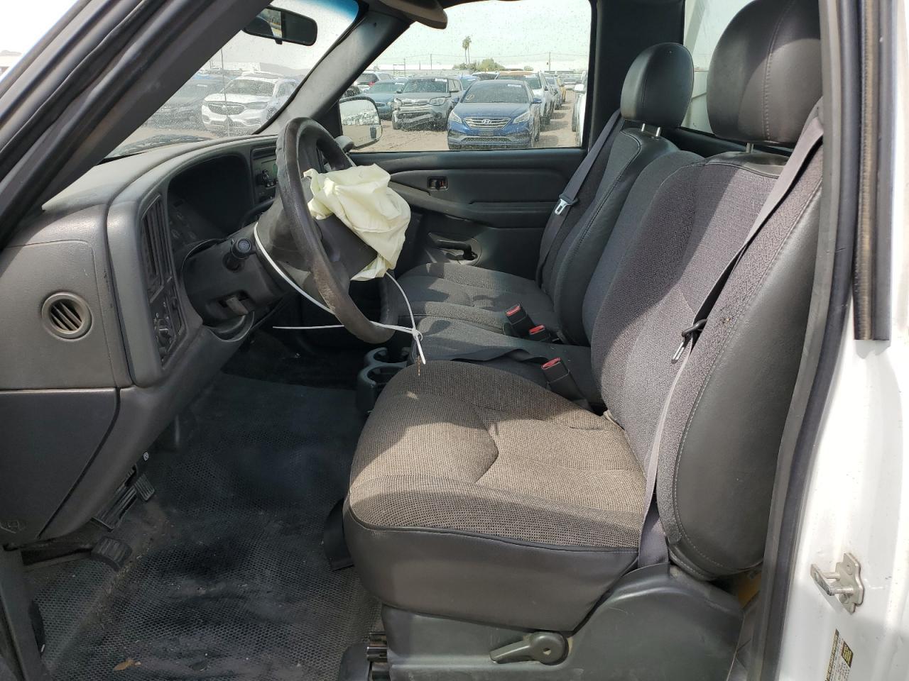 2005 GMC Sierra C2500 Heavy Duty - Image 7