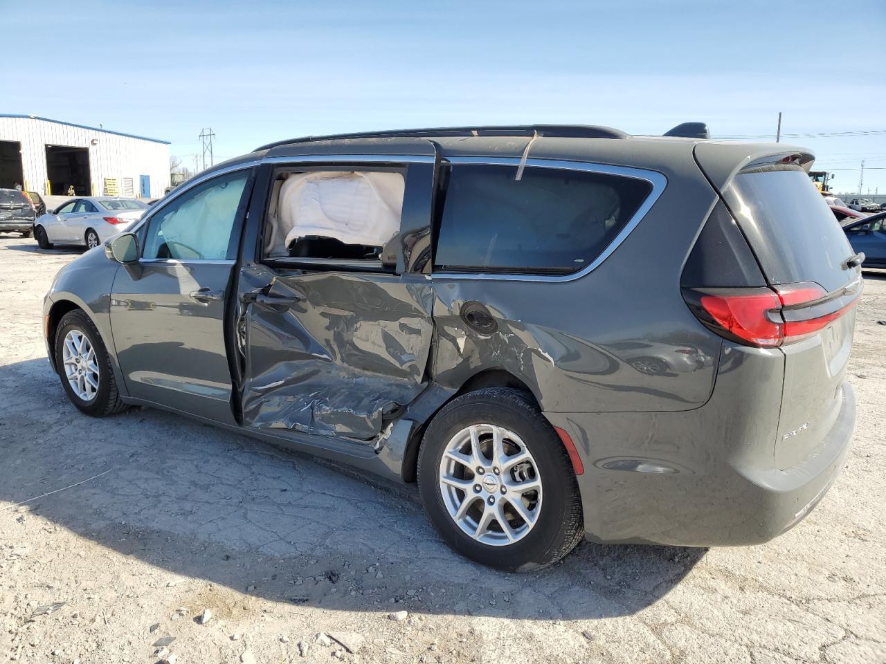 2022 Chrysler Pacifica Touring L - Image 2