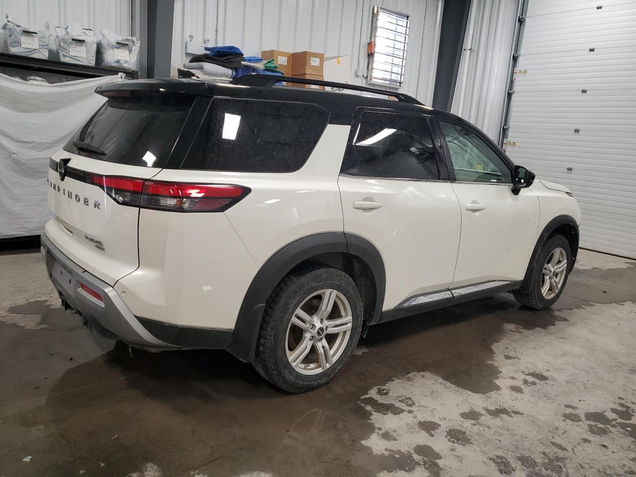 2022 Nissan Pathfinder Platinum - Image 3