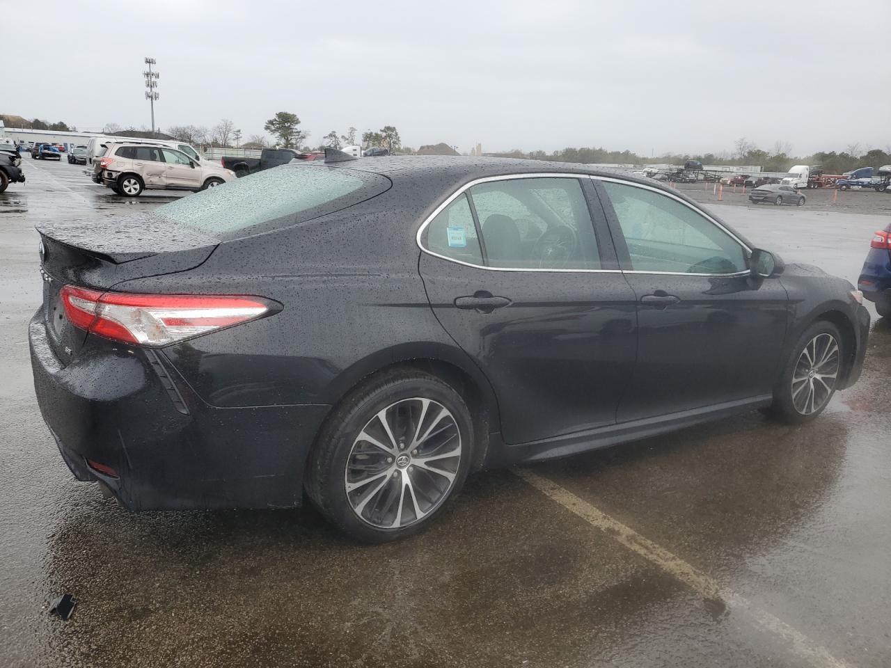 2020 Toyota Camry Se - Image 3