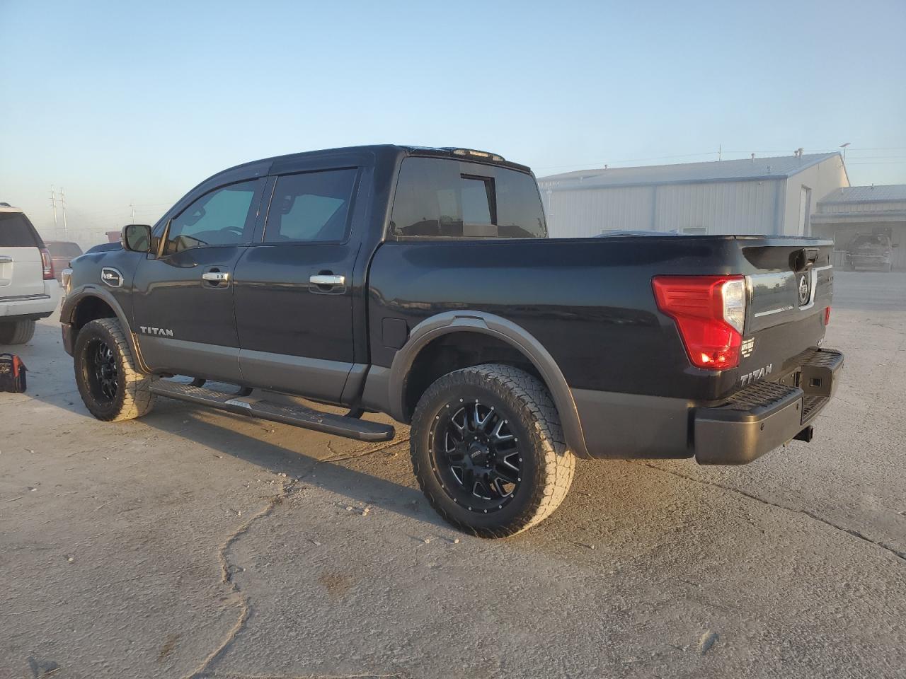 2017 Nissan Titan Sv - Фото 2