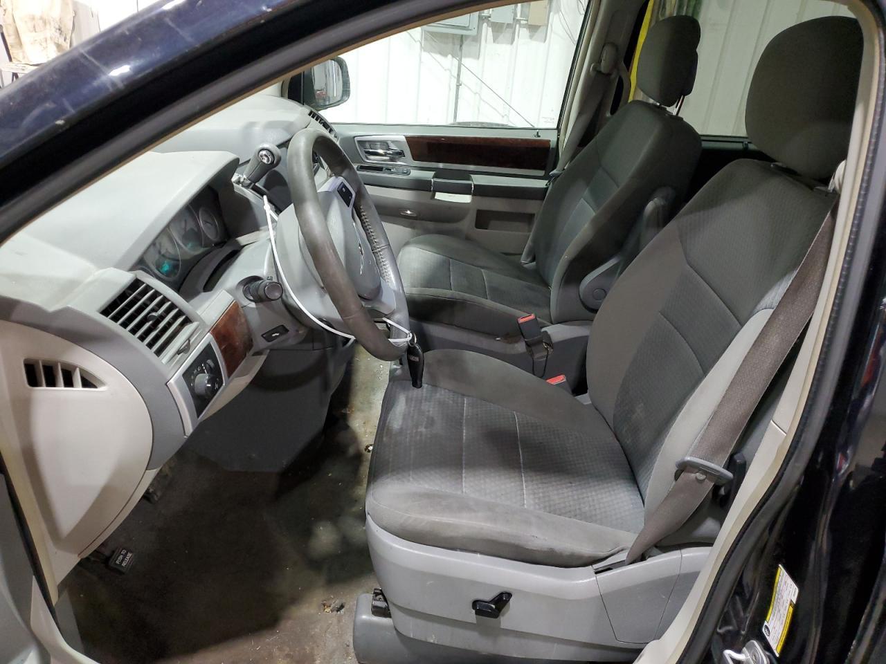 2010 Chrysler Town & Country Touring - Фото 7