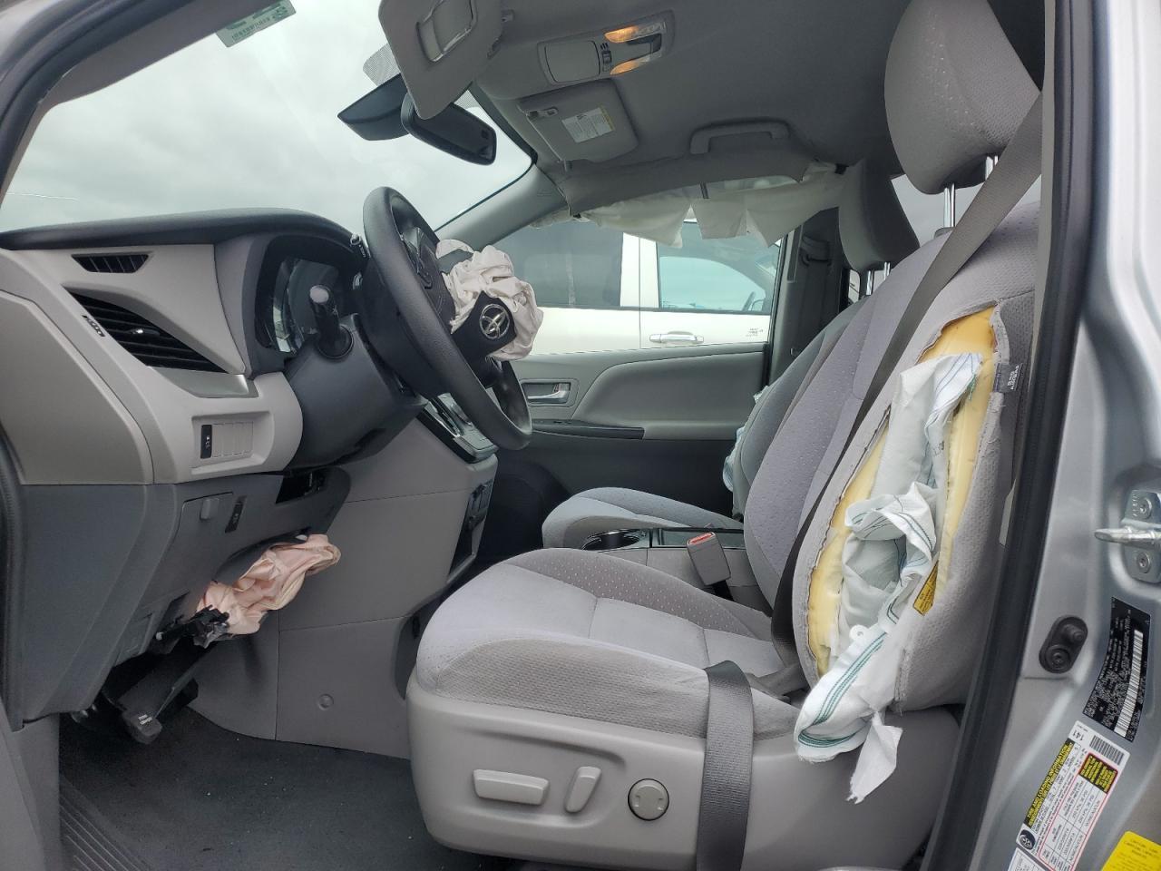 2020 Toyota Sienna Le - Image 7