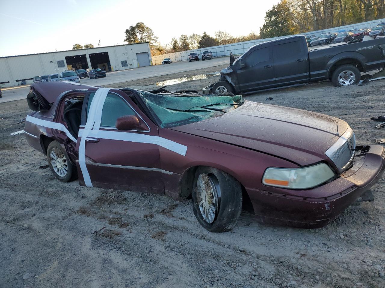 2003 Lincoln Town Car Signature - Image 4
