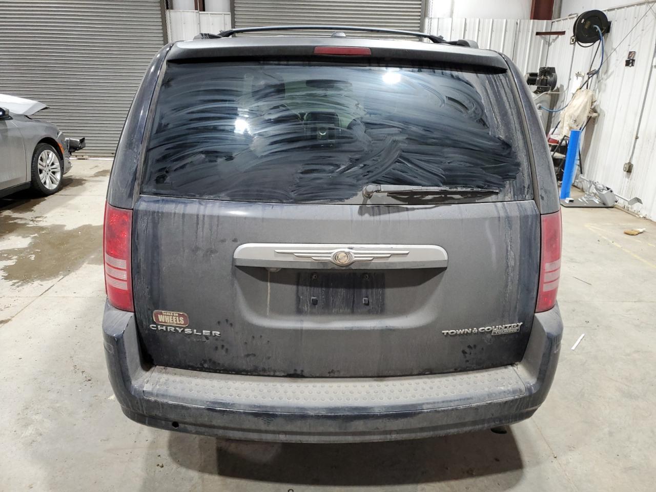 2010 Chrysler Town & Country Touring - Фото 6