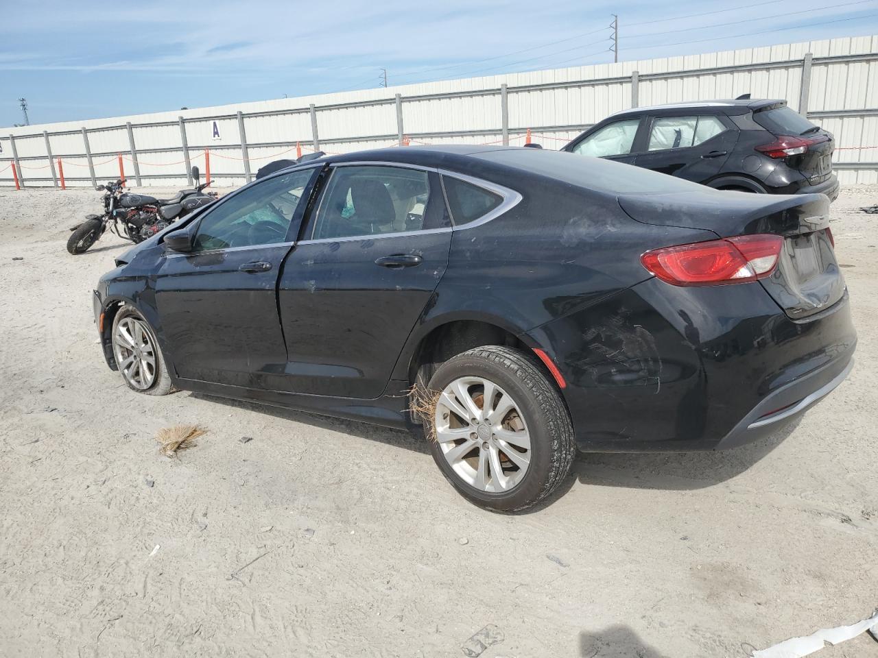 2015 Chrysler 200 Limited - Фото 2