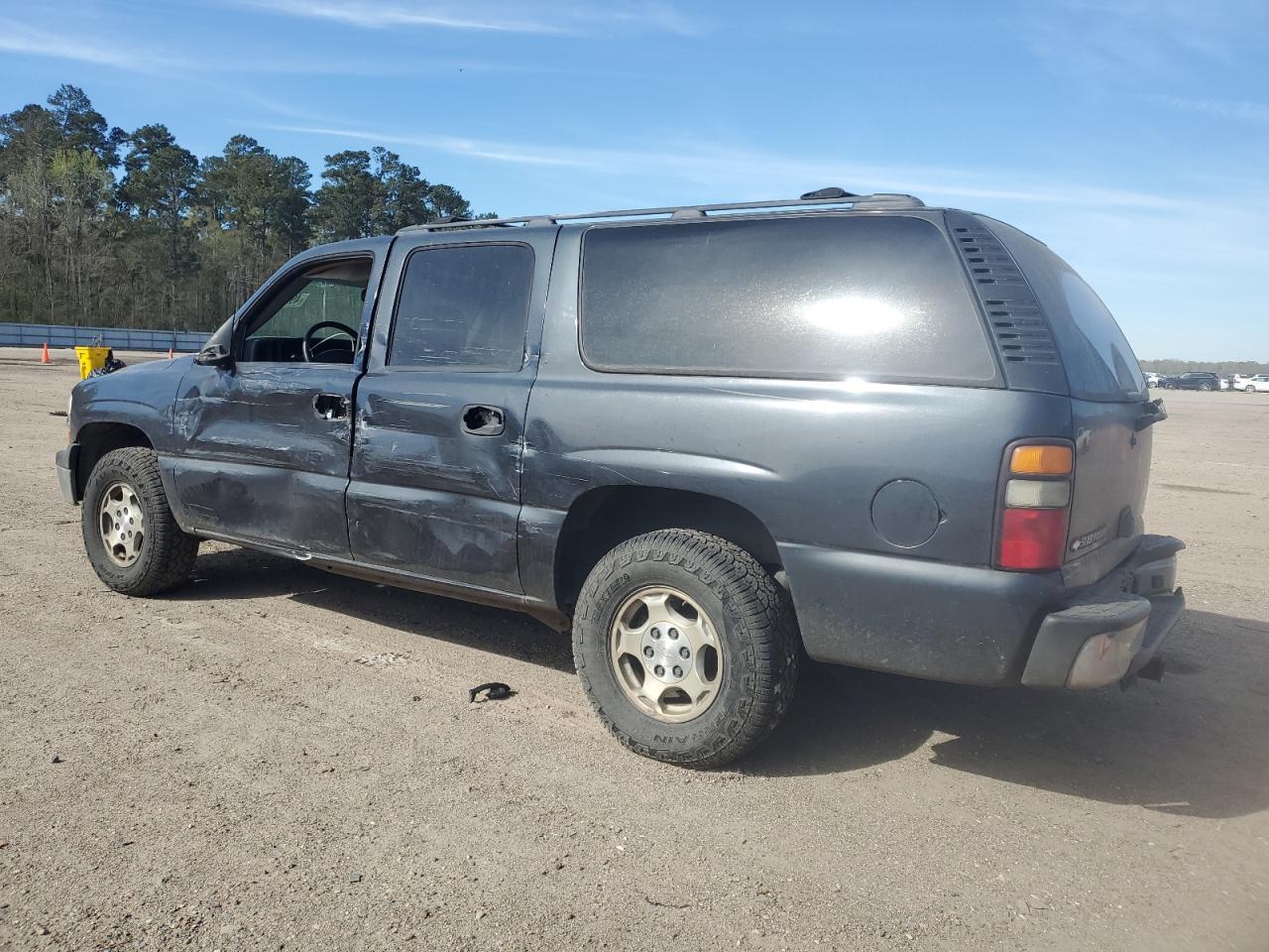2006 Chevrolet Suburban C1500 - Image 2
