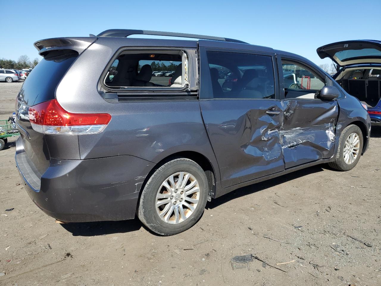 2011 Toyota Sienna Xle - Image 3