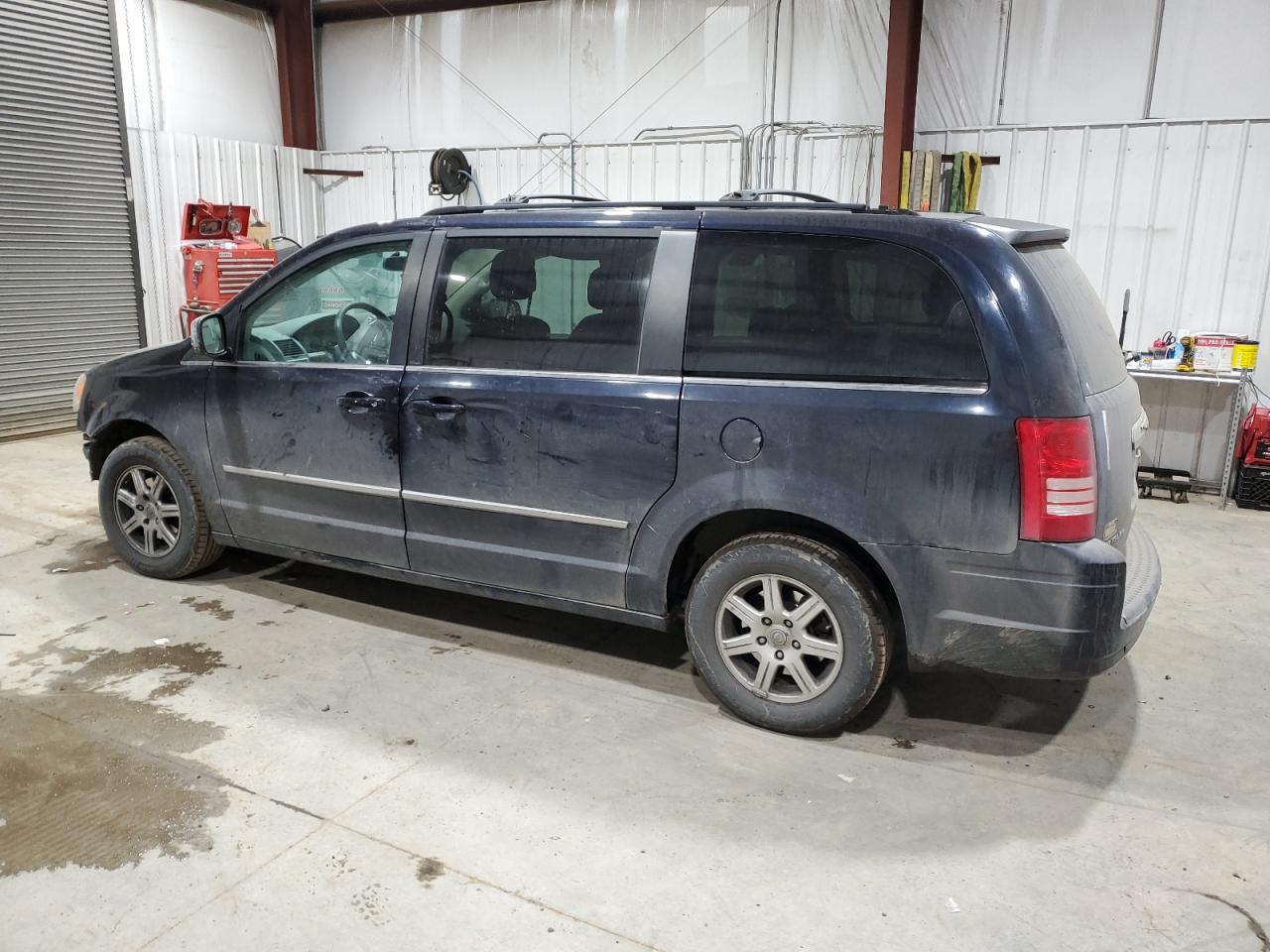 2010 Chrysler Town & Country Touring - Фото 2
