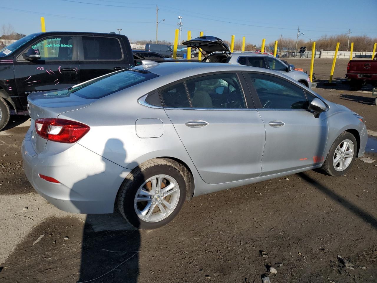 2018 Chevrolet Cruze Lt - Image 3
