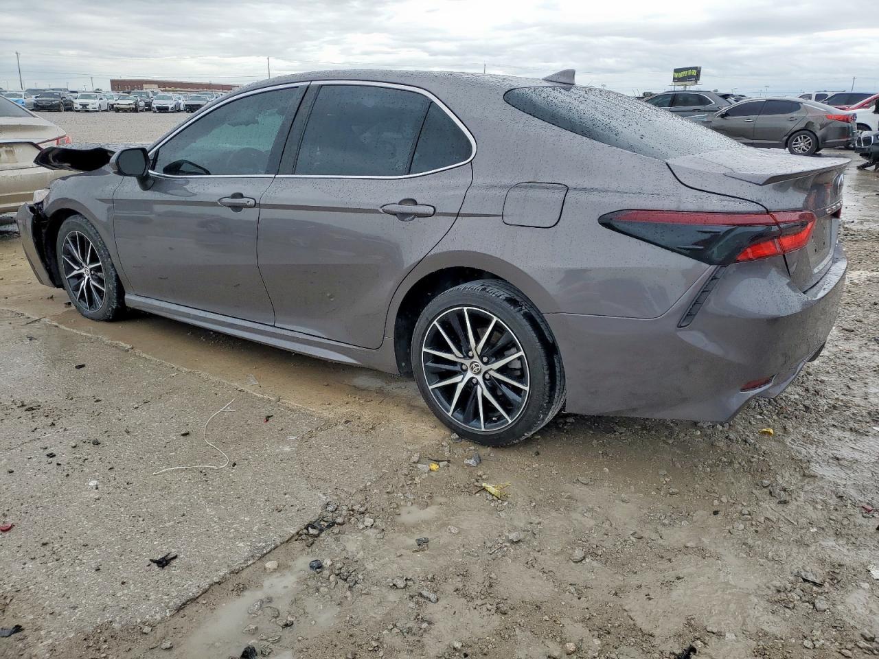 2021 Toyota Camry Se - Фото 2