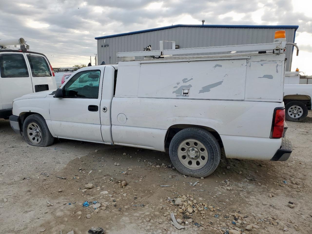 2006 Chevrolet Silverado C1500 - Image 2