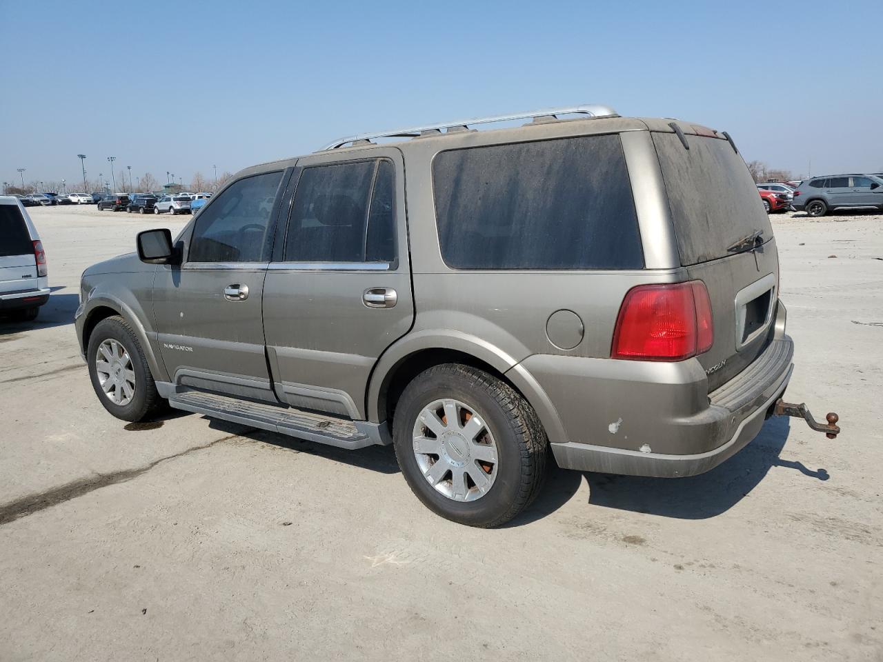 2003 Lincoln Navigator - Image 2