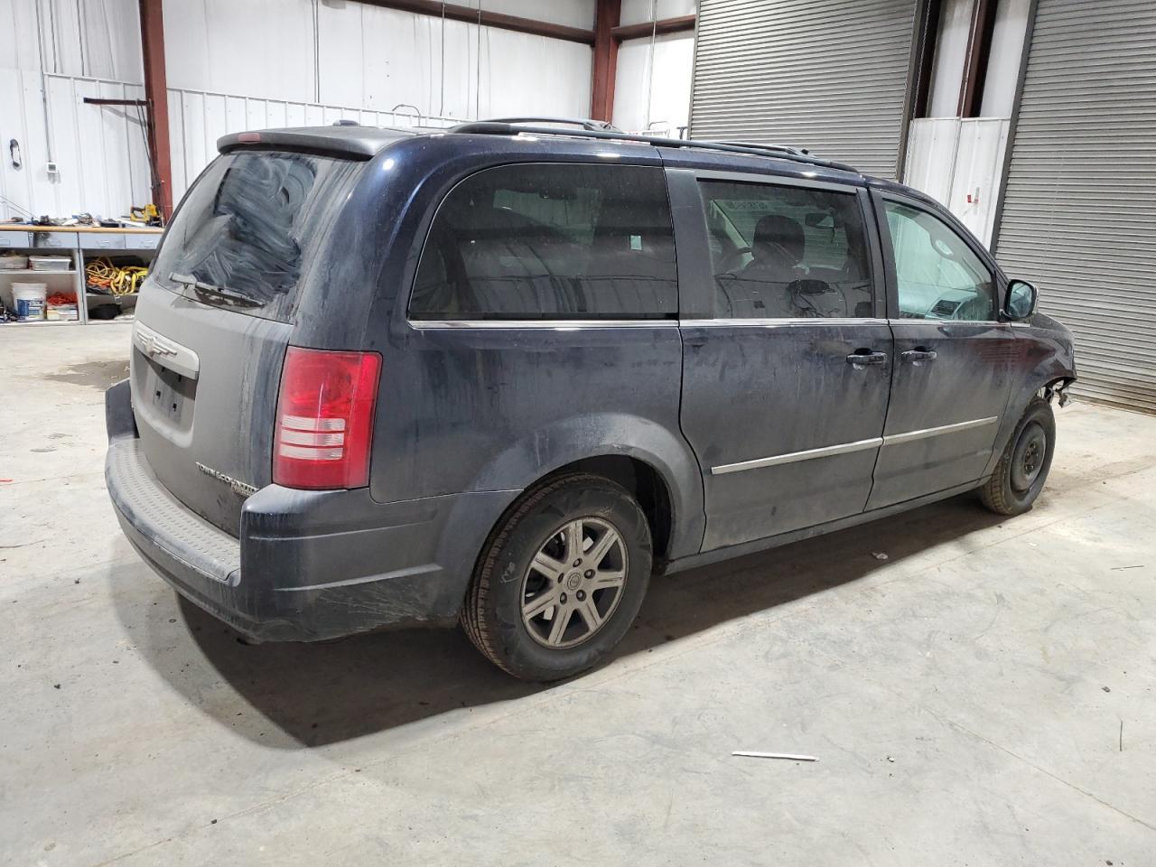 2010 Chrysler Town & Country Touring - Фото 3