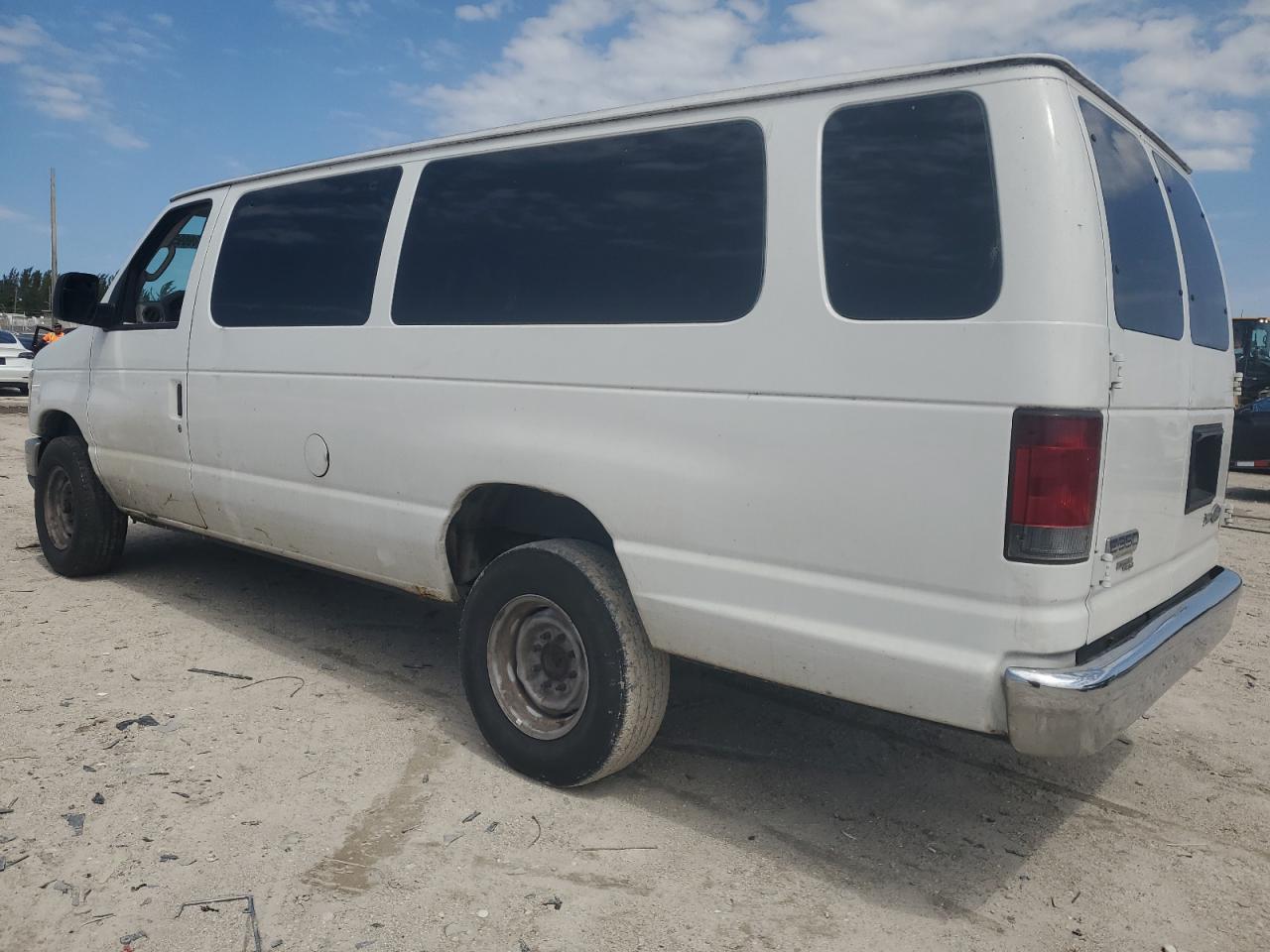 2011 Ford Econoline E350 Super Duty Wagon - Фото 2