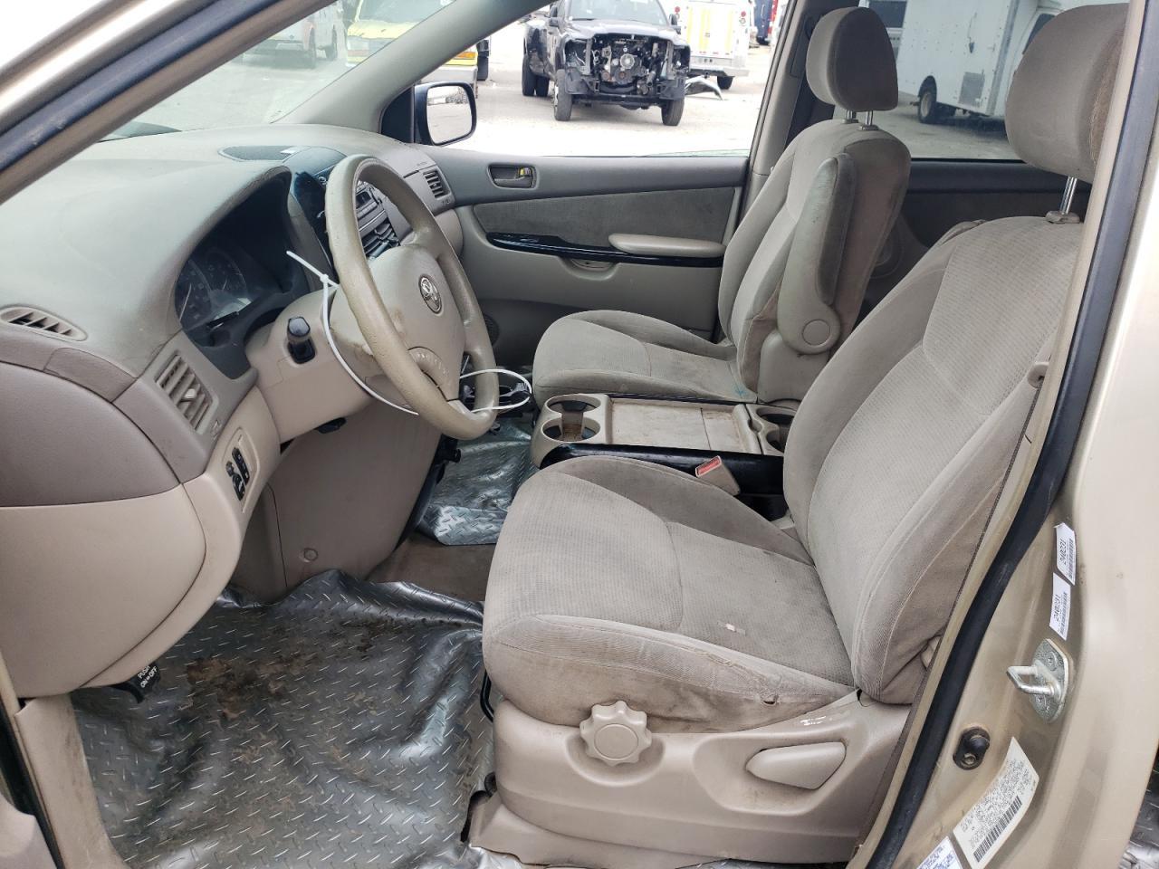 2004 Toyota Sienna Le - Image 7