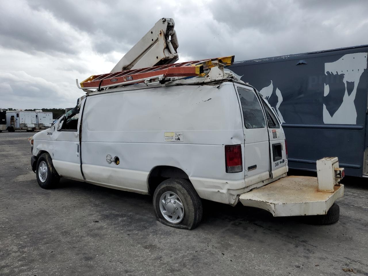 2010 Ford Econoline E350 Super Duty Van - Фото 2