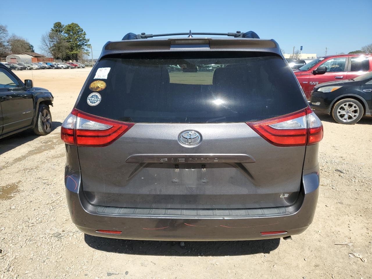 2018 Toyota Sienna Le - Image 6