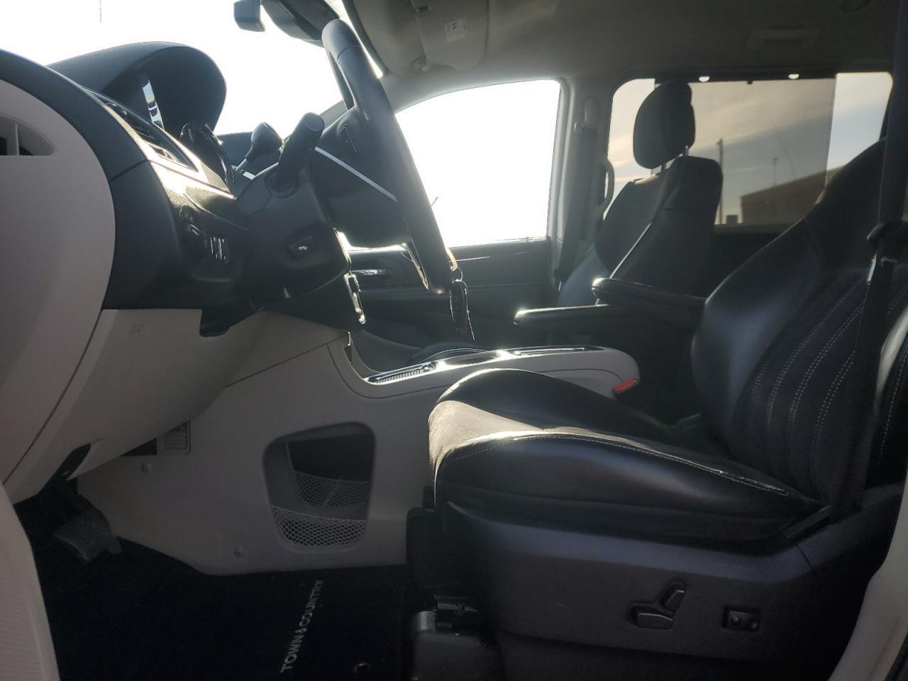 2014 Chrysler Town & Country Touring L - Фото 7