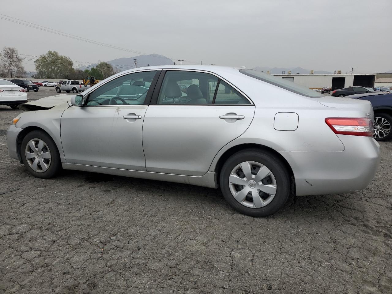 2010 Toyota Camry Base - Фото 2