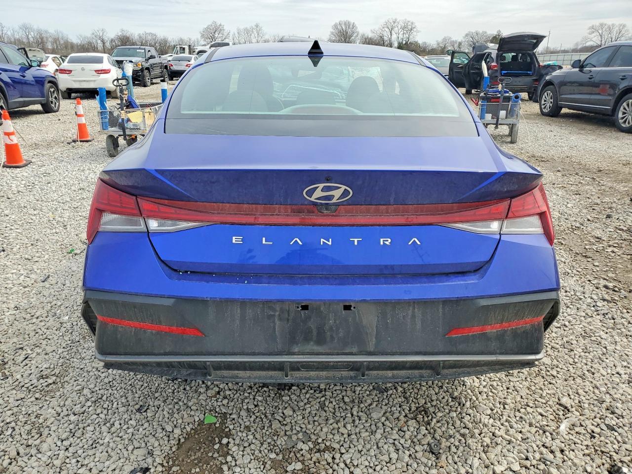 2025 Hyundai Elantra Sel Convenience - Image 6