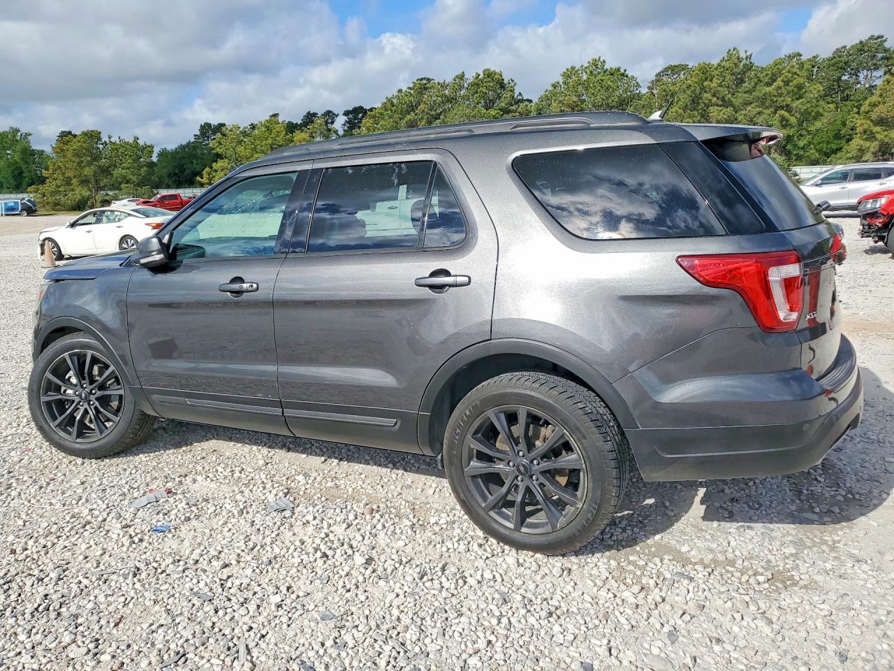 2018 Ford Explorer Xlt - Фото 2
