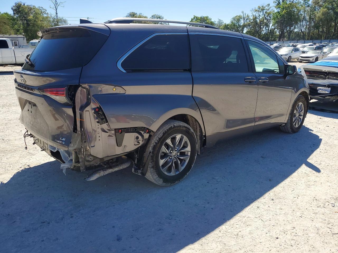 2022 Toyota Sienna Le 8-Passenger - Фото 3