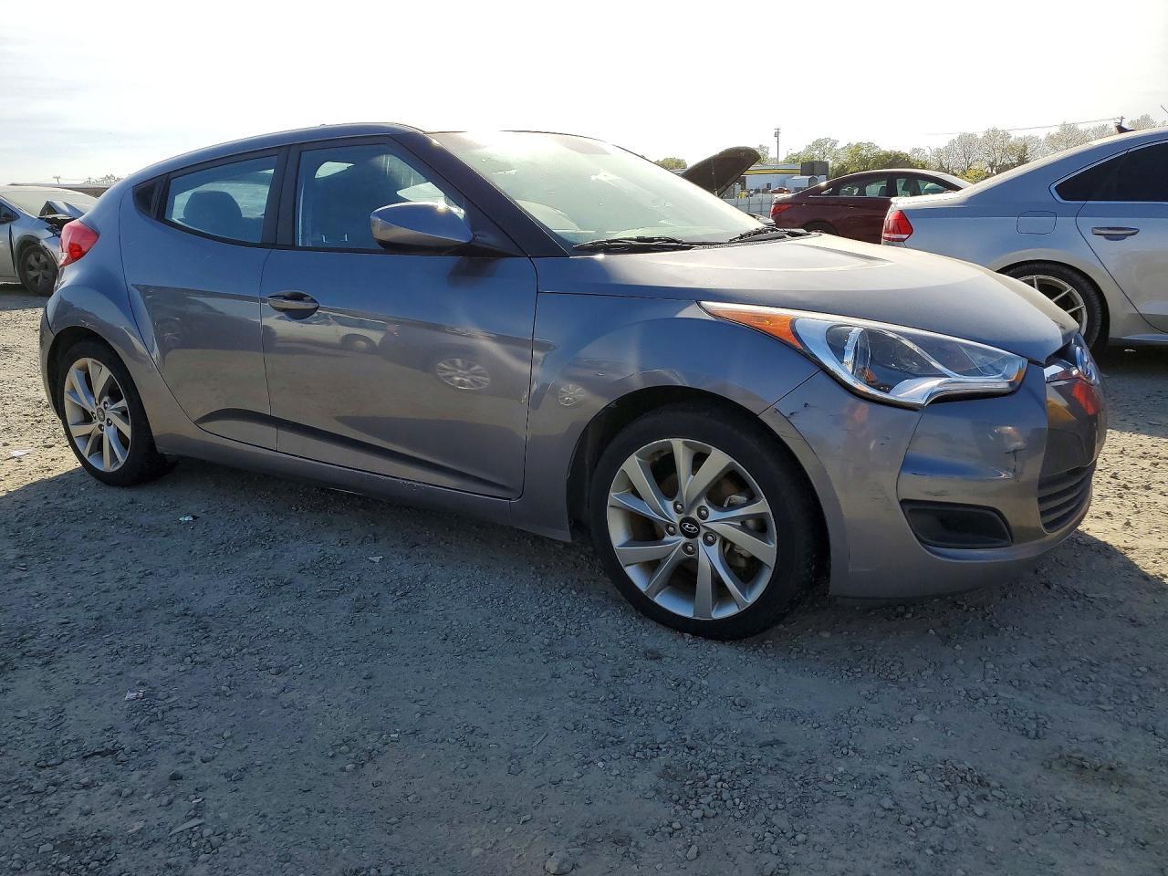 2016 Hyundai Veloster Base - Image 4