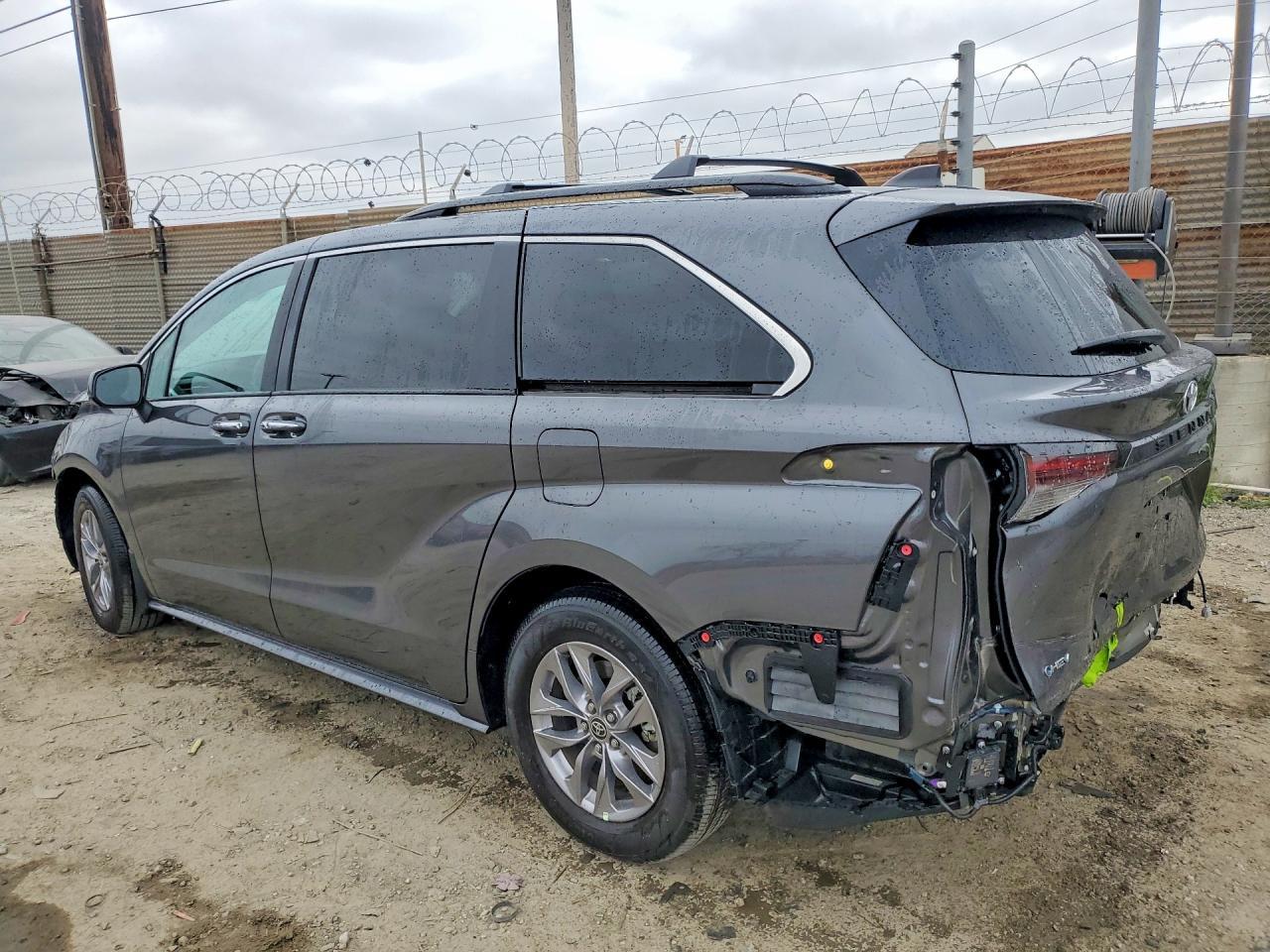 2025 Toyota Sienna Xle 8-Passenger - Фото 2