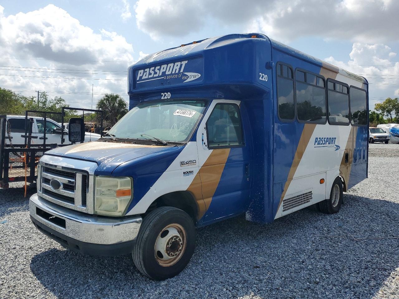 2016 Ford Econoline E450 Super Duty Cutaway Van - Фото 2