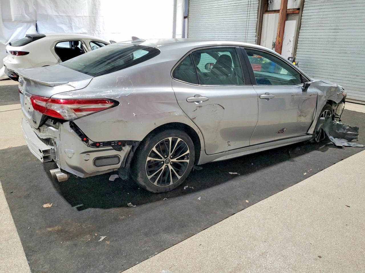 2019 Toyota Camry Se - Фото 3