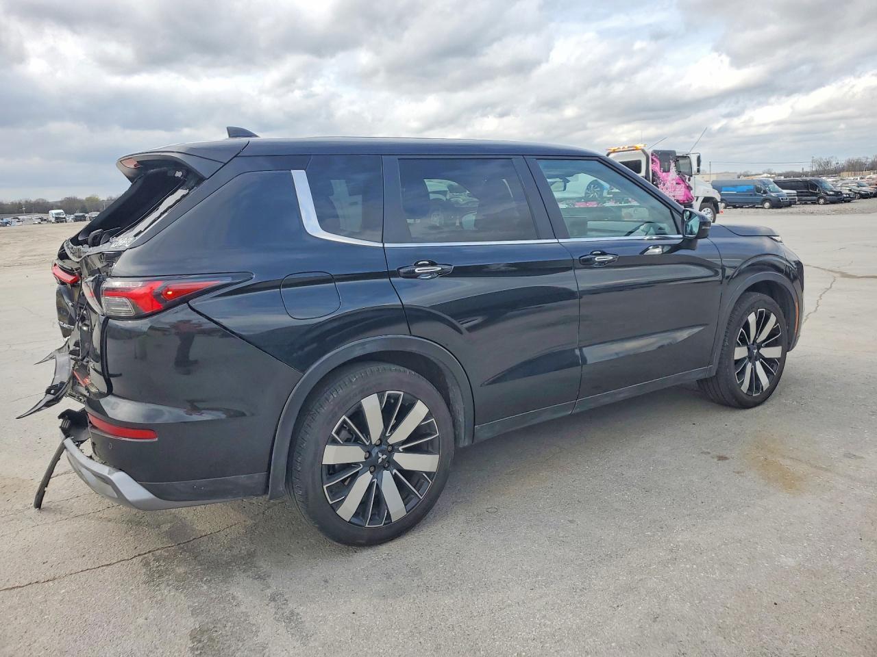 2025 Mitsubishi Outlander Se - Image 3