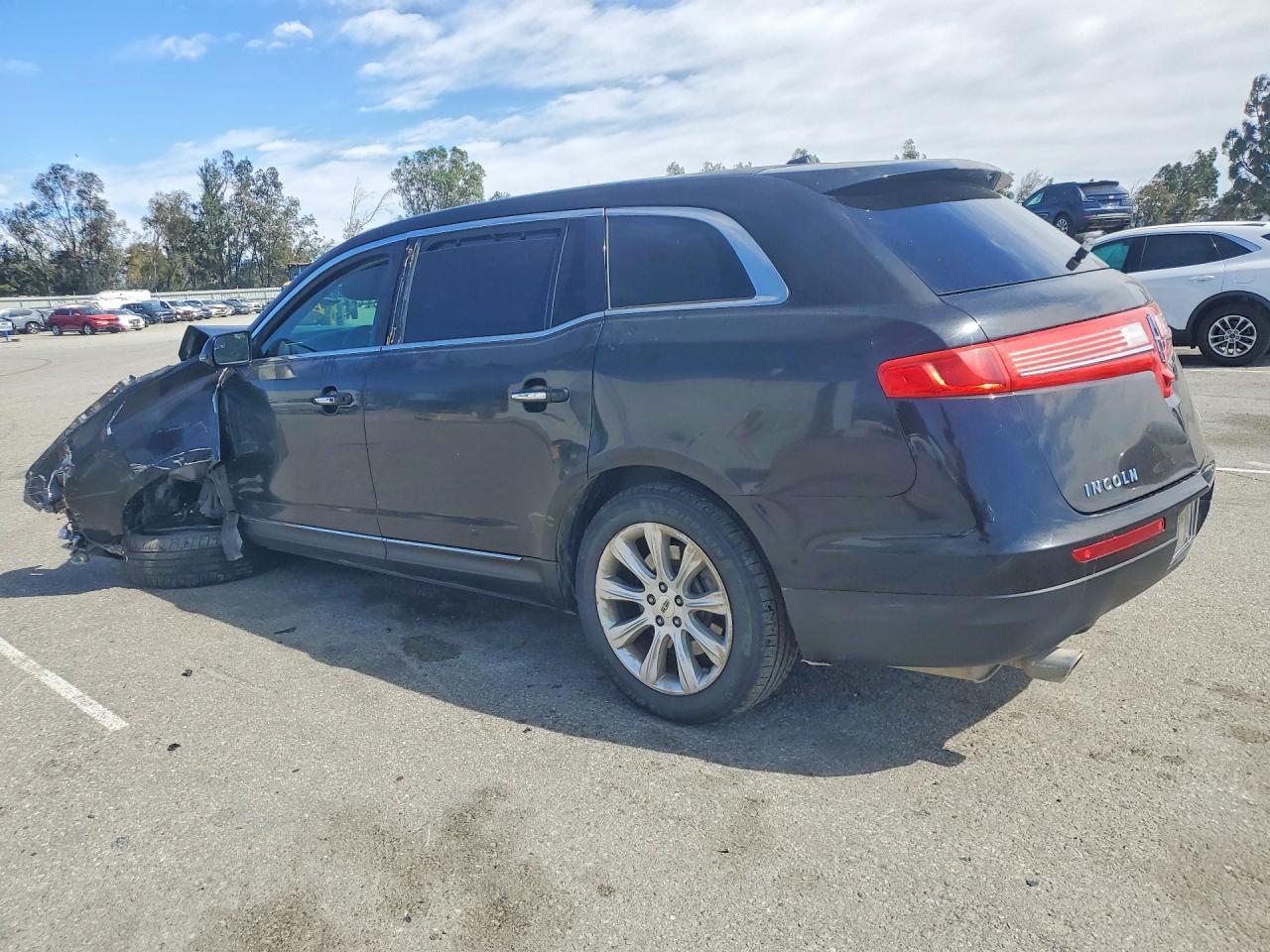 2016 Lincoln Mkt - Image 2