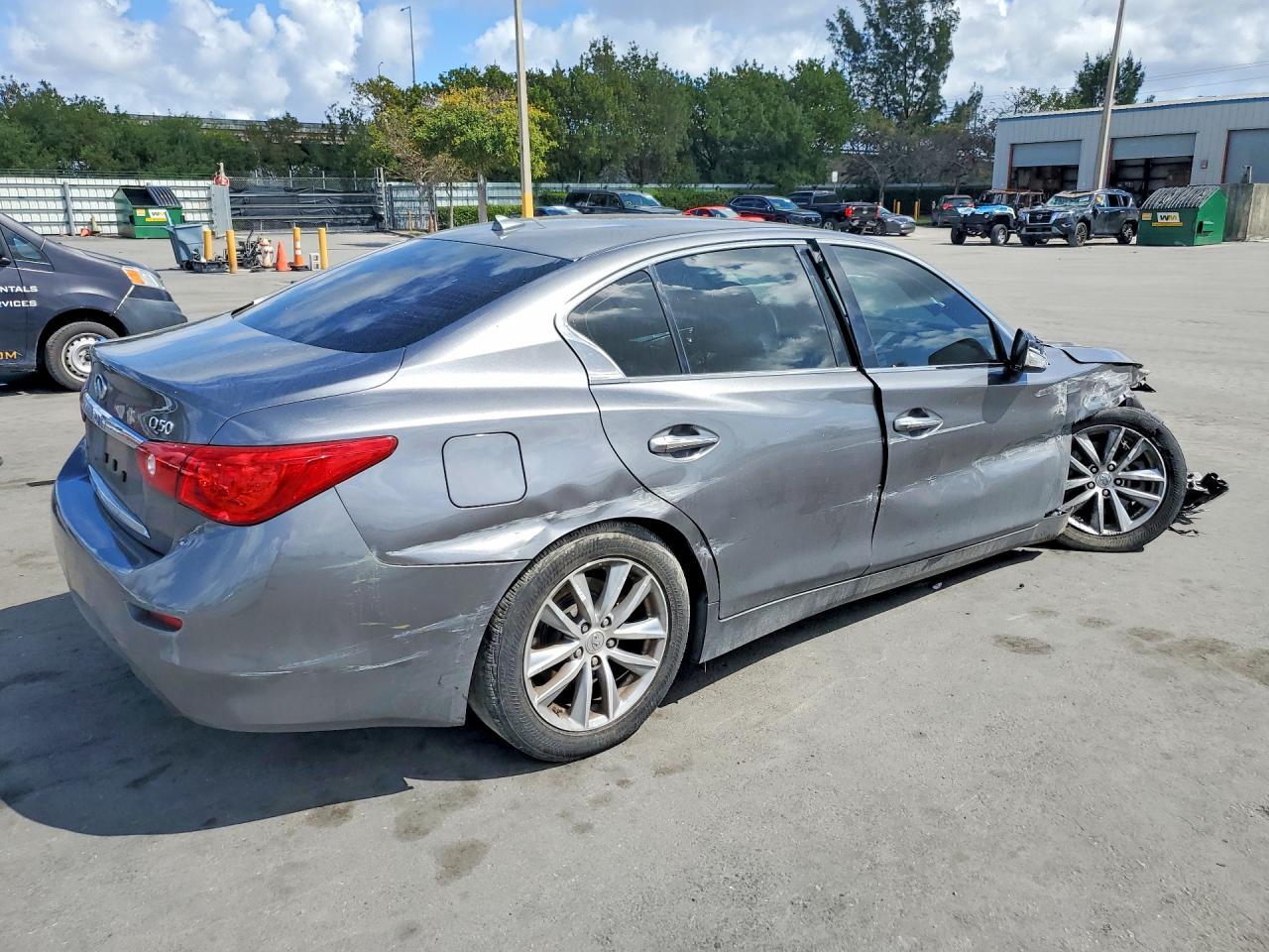 2015 Infiniti Q50 Premium - Image 3