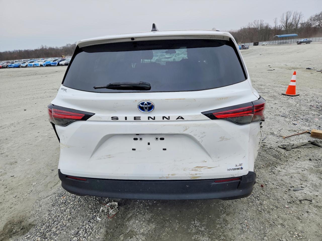 2022 Toyota Sienna Le 8-Passenger - Фото 6