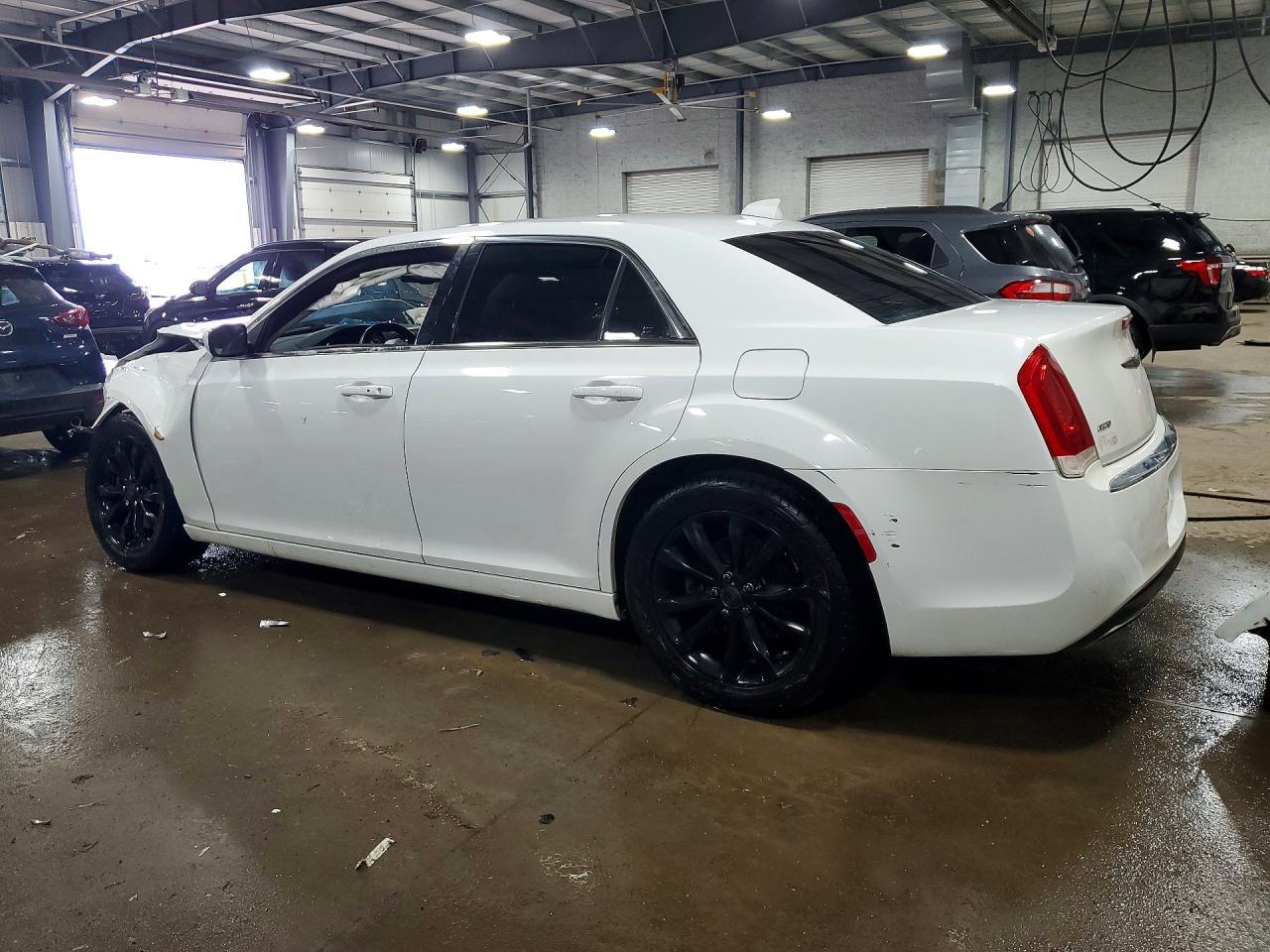 2017 Chrysler 300 Limited - Фото 2