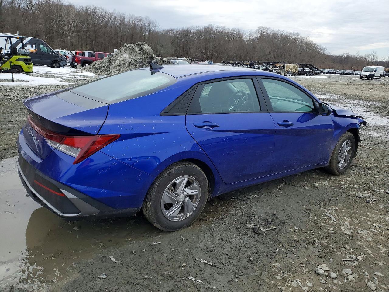 2025 Hyundai Elantra Se - Image 3